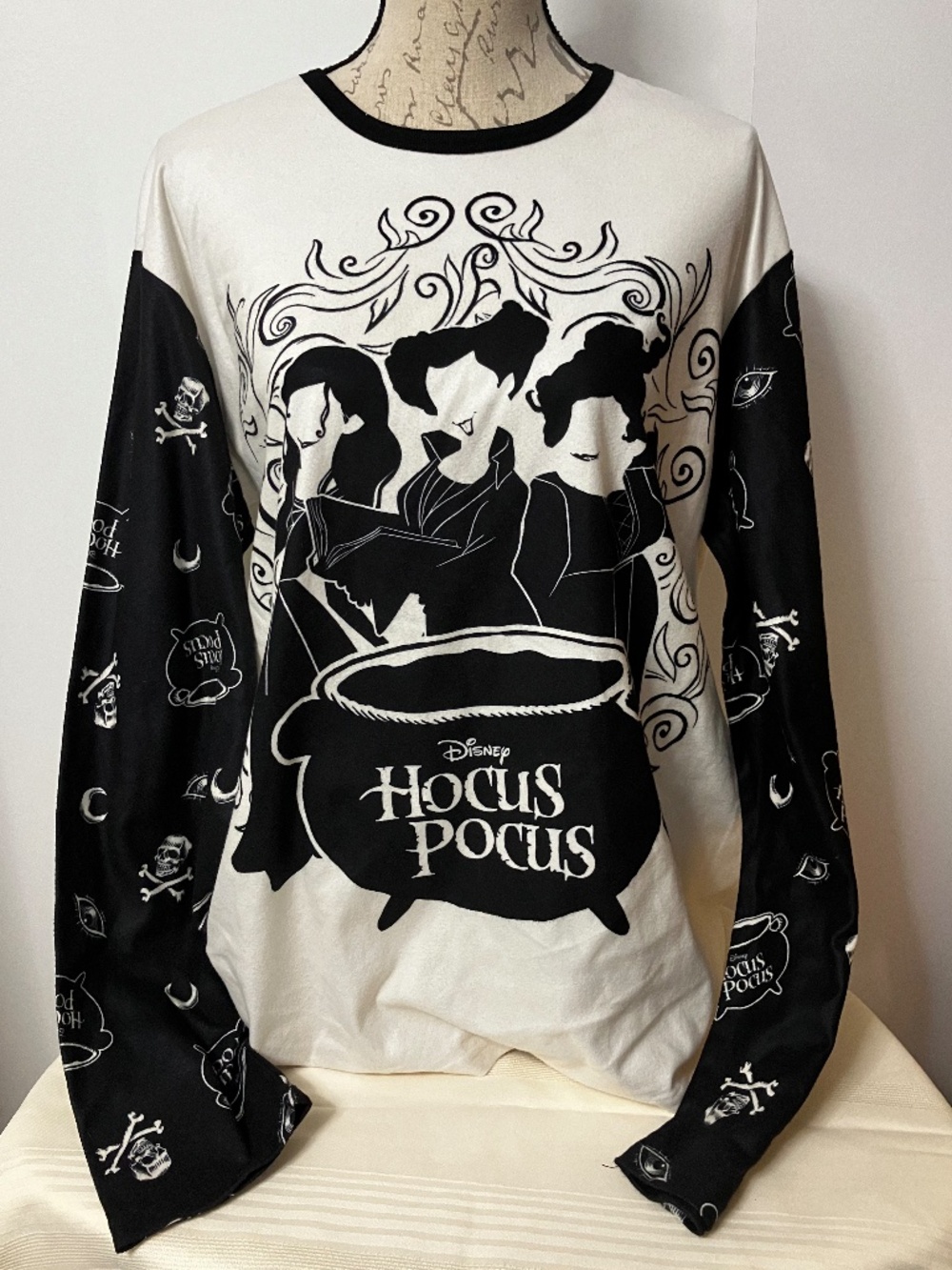 Disney Hocus Pocus PJ’s Set Sz L Black & Cream NWOT